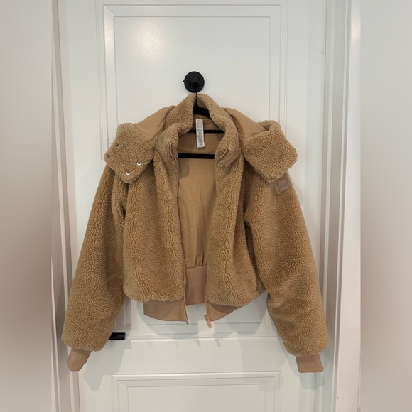 NWOT ALO FOXY SHERPA JACKET CAMEL SIZE SMALL SOLD OUT! - Picture 4 of 12